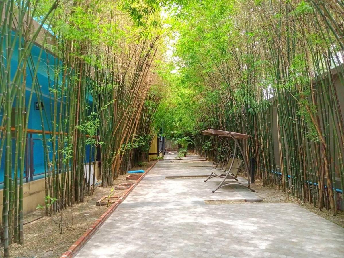 Beach Walk Boutique Resort Bang Saen Exterior photo