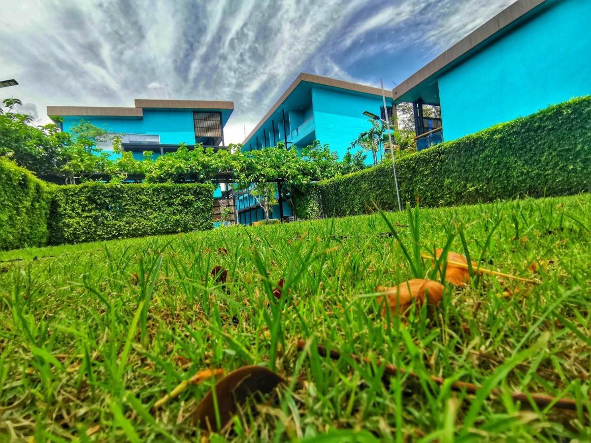 Beach Walk Boutique Resort Bang Saen Exterior photo