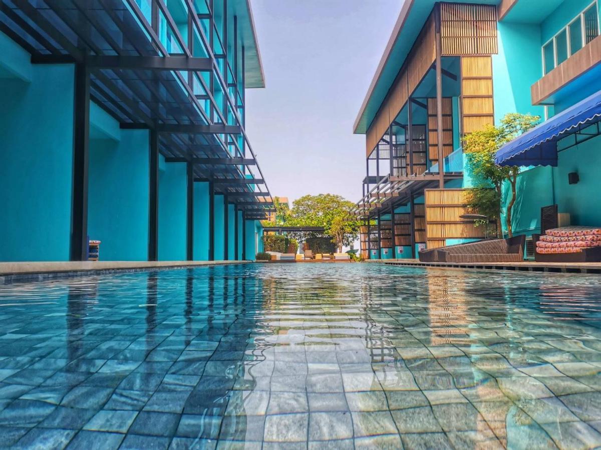 Beach Walk Boutique Resort Bang Saen Exterior photo